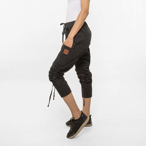 The Everywhere Pants, featuring an adjustable length for versatile styling Comfortable and breathable travel pants, perfect for all-day wear Versatile women’s pants, designed for adventure and exploration High-quality German-made pants, ideal for casual and active travelers Adjustable-length trousers, effortlessly switching between full-length and cropped styles