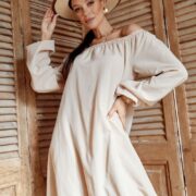 Beige Oversized Cotton Dress – Flowy & Stylish for All Seasons Casual Cotton Dress with Long Sleeves and Trapezoidal Cut Elegant, Breathable Oversized Dress – Perfect for Any Occasion Neutral-Toned Loose-Fit Dress for Effortless Chic Made in Poland – High-Quality European Cotton Dress