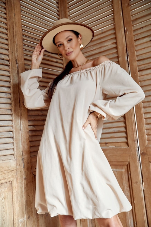 Beige Oversized Cotton Dress – Flowy & Stylish for All Seasons Casual Cotton Dress with Long Sleeves and Trapezoidal Cut Elegant, Breathable Oversized Dress – Perfect for Any Occasion Neutral-Toned Loose-Fit Dress for Effortless Chic Made in Poland – High-Quality European Cotton Dress