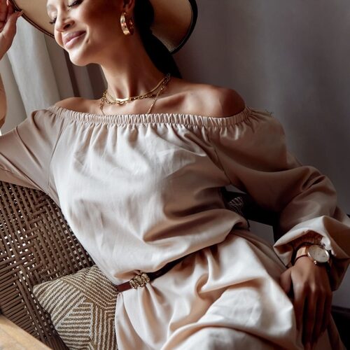 Beige Oversized Cotton Dress – Flowy & Stylish for All Seasons Casual Cotton Dress with Long Sleeves and Trapezoidal Cut Elegant, Breathable Oversized Dress – Perfect for Any Occasion Neutral-Toned Loose-Fit Dress for Effortless Chic Made in Poland – High-Quality European Cotton Dress